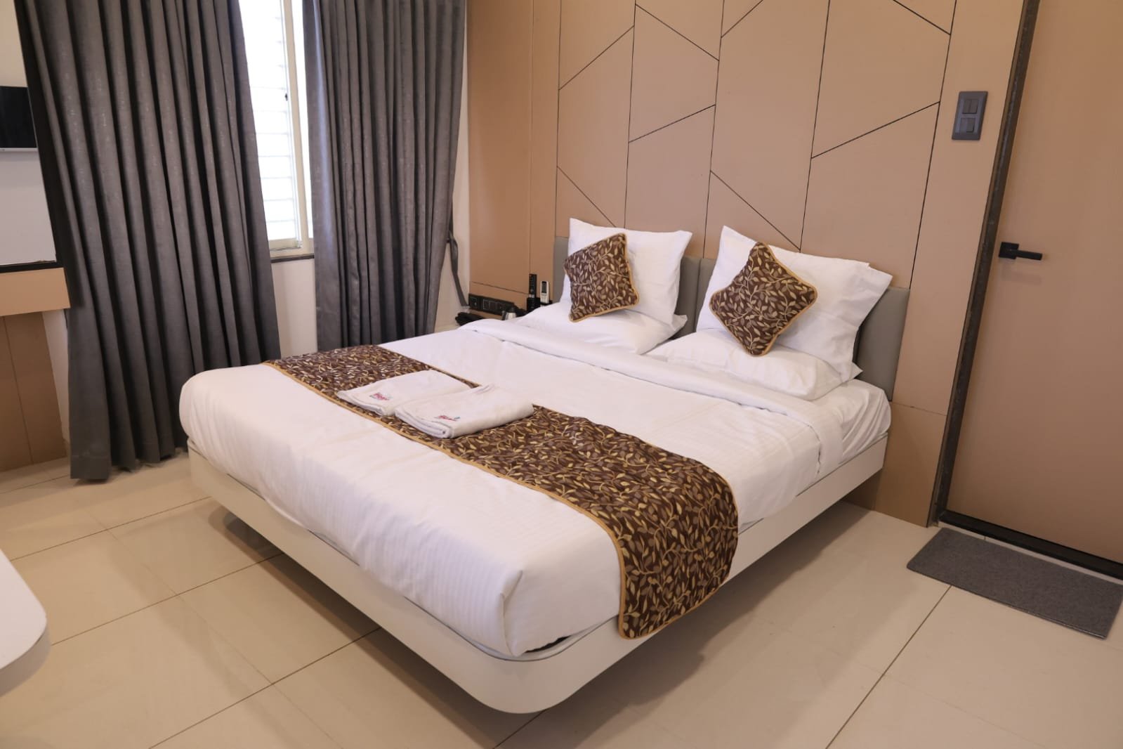 Hotel Manju Executive Deluxe Room